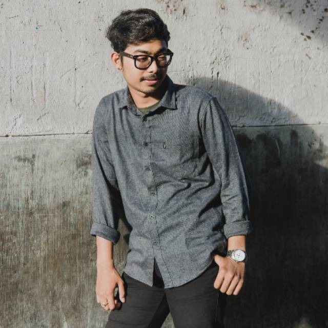 Kemeja Flanel Polos Dark Grey outfit hiking traveling