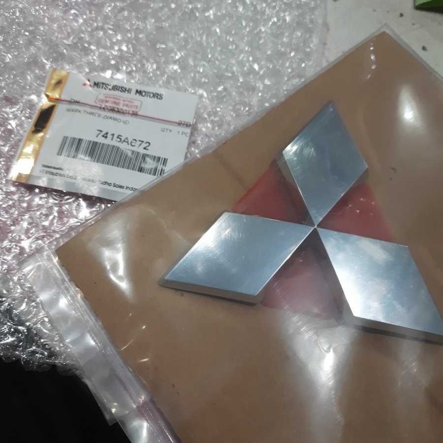 emblem tiga berlian belakang bagasi mitsubishi xpander xpandercross