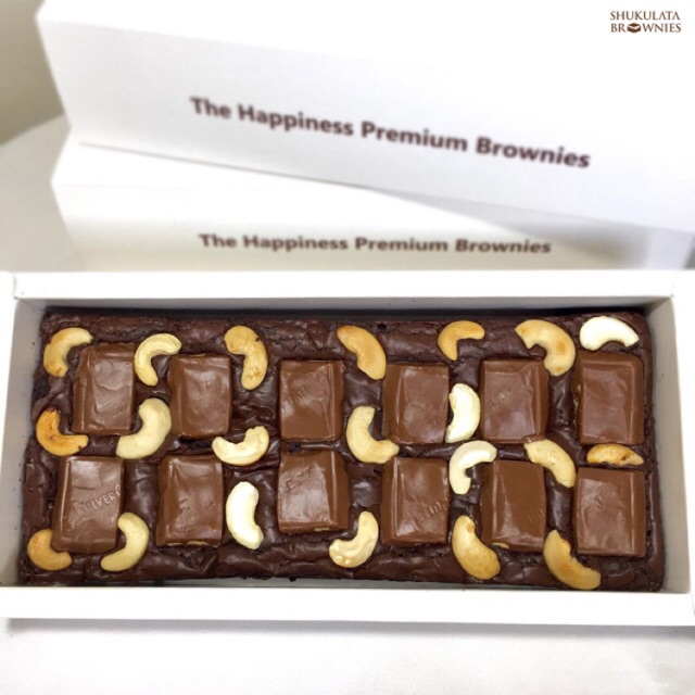 

Premium fudgy brownies silverqueen mix kacang mede topping