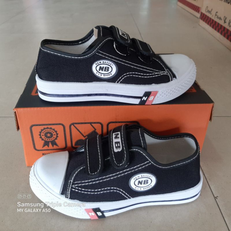 sepatu anak sekolah import velcro perekat anak sekolah hitam putih