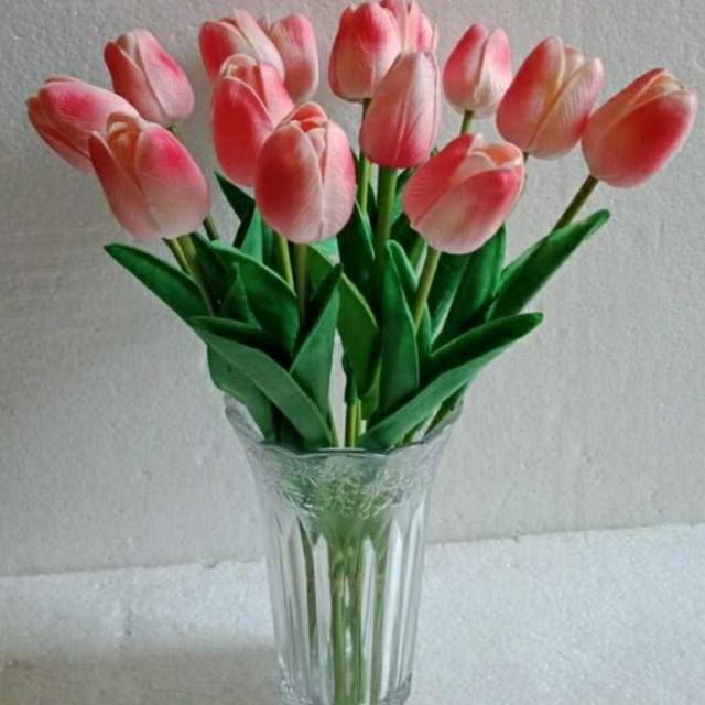 14 Gambar Bunga  Tulip  Di Vas  Gambar Bunga  Indah