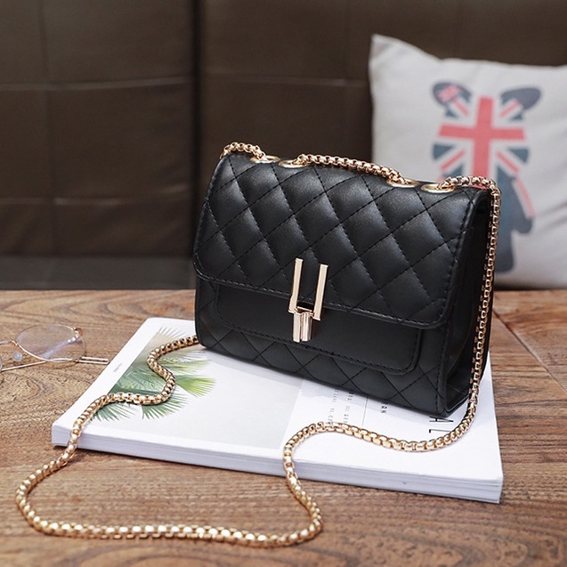 Tas Selempang CHELSI AMORA SK GOLD Sling Bag Wanita Cantik Style Quilted Bordil Jait-jait Tali Full Rantai Kunci Turn Lock Slingshot Key Terbaru