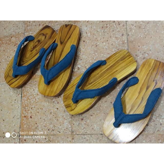 Terompah/bakiak/sandal kayu