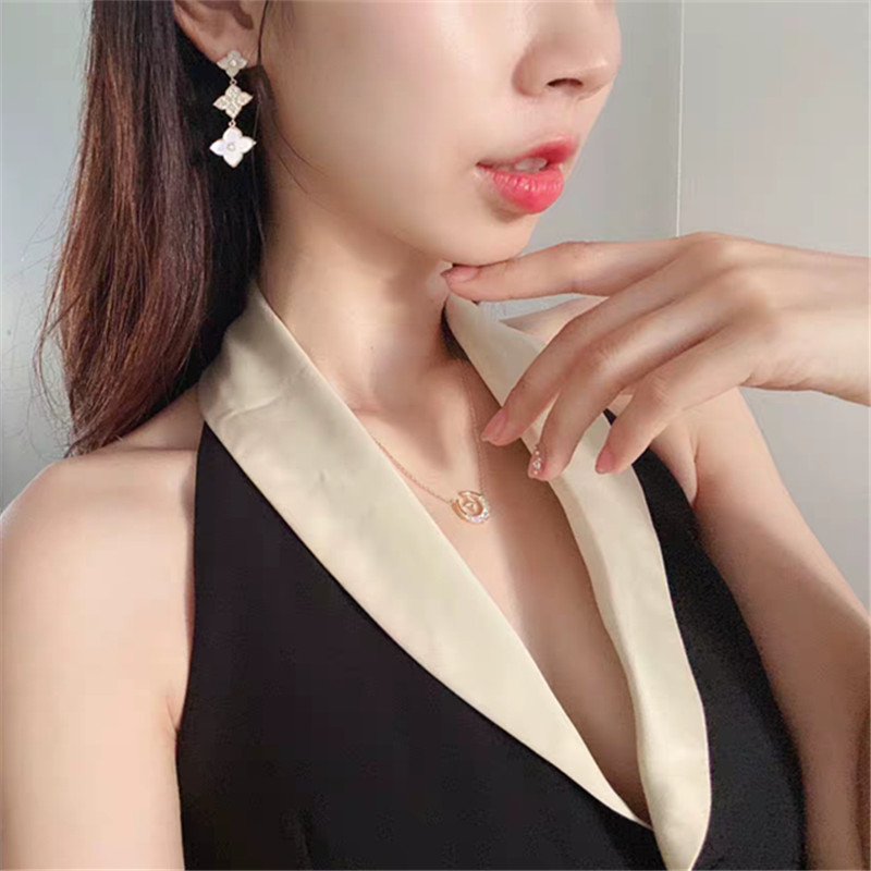 Anting Semanggi Empat Daun Berlian Berkilau ladies stylish and elegant Korea