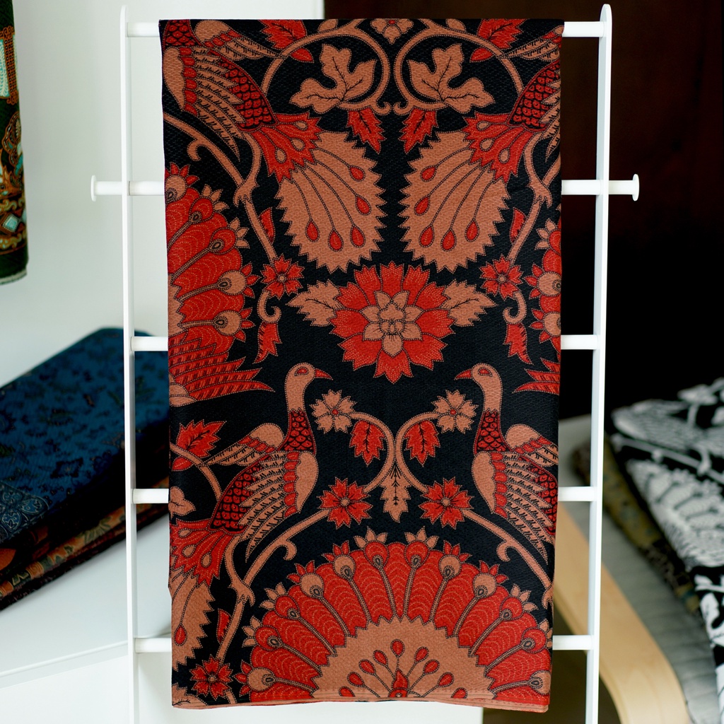 KAIN BATIK PREMIUM Dobby Motif Kembang Merak Warna Hitam Orange Merah Dolbi Dobi Doby 726648 Cap 72 Jarik Jarit Samping Kebat Panjang Batik Dobby Modern Premium Bahan Seragam Batik Pernikahan Kantor Keluarga Murah Kamen Jadi Batik Bali Lembaran