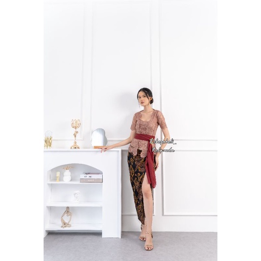 SATU SET KEBAYA BALI KEBAYA LENGAN PENDEK MOTIF BUNGA KEBAYA ICE MILO KEBAYA RAYA MODERN