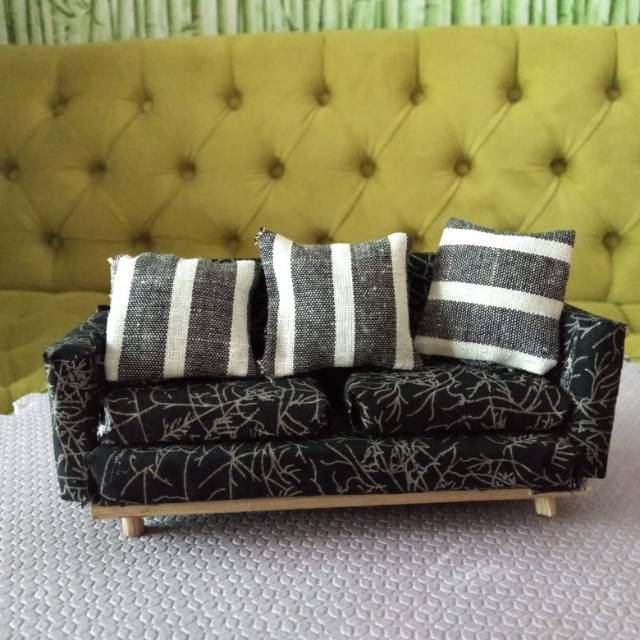 Sofa miniatur buat rumah boneka Barbie