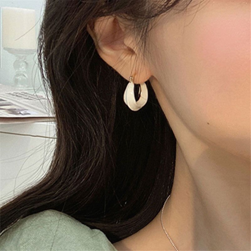 Anting Tusuk Gantung Bahan Sterling silver 925 Desain Lingkaran enamel Warna Putih Gaya Retroelegan Untuk Wanita