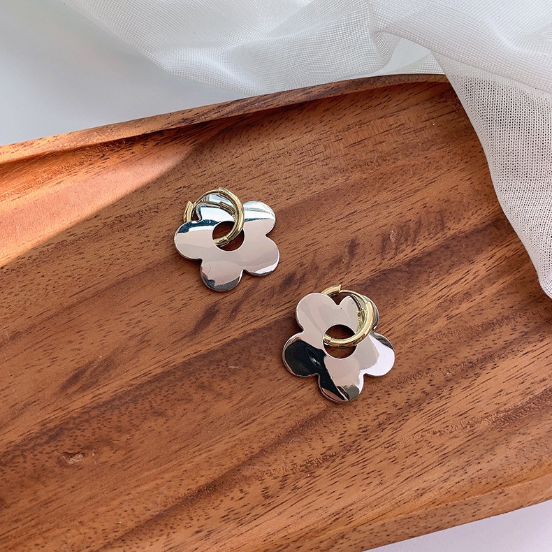 Anting Bentuk Bunga Warna Silver Gaya Retro