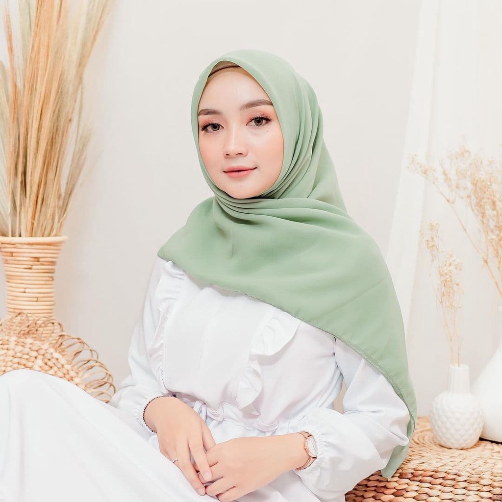 HIJAB BELLA SQUARE WARNA SAGE GREEN BAHAN POLYCOTTON DOUBLE HYCOUNT 115CM X 115CM