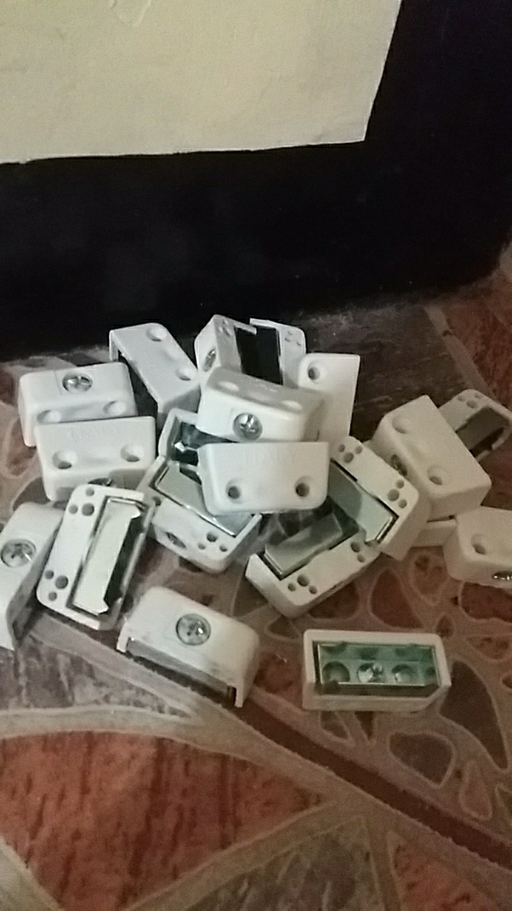 Baut Sudut / Trapex Putih Meja Lemari