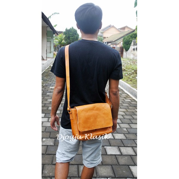 Tas Kulit Postman - Coklat Muda