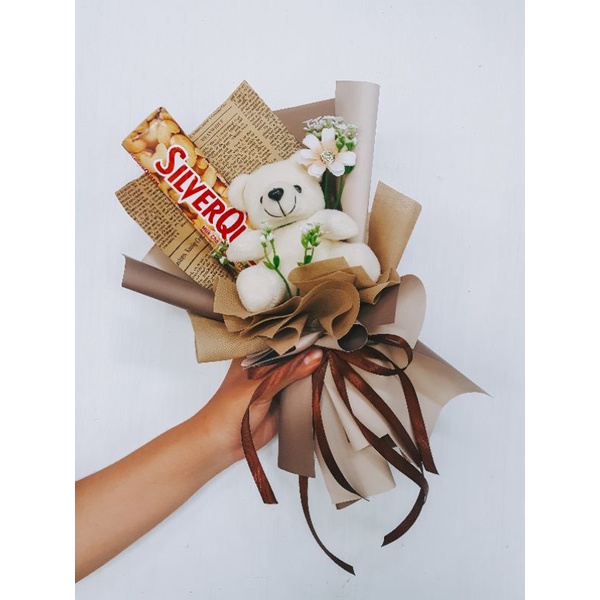

Buket Coklat Silverqueen dan Boneka 2022 Bucket Bouquet Aesthetic