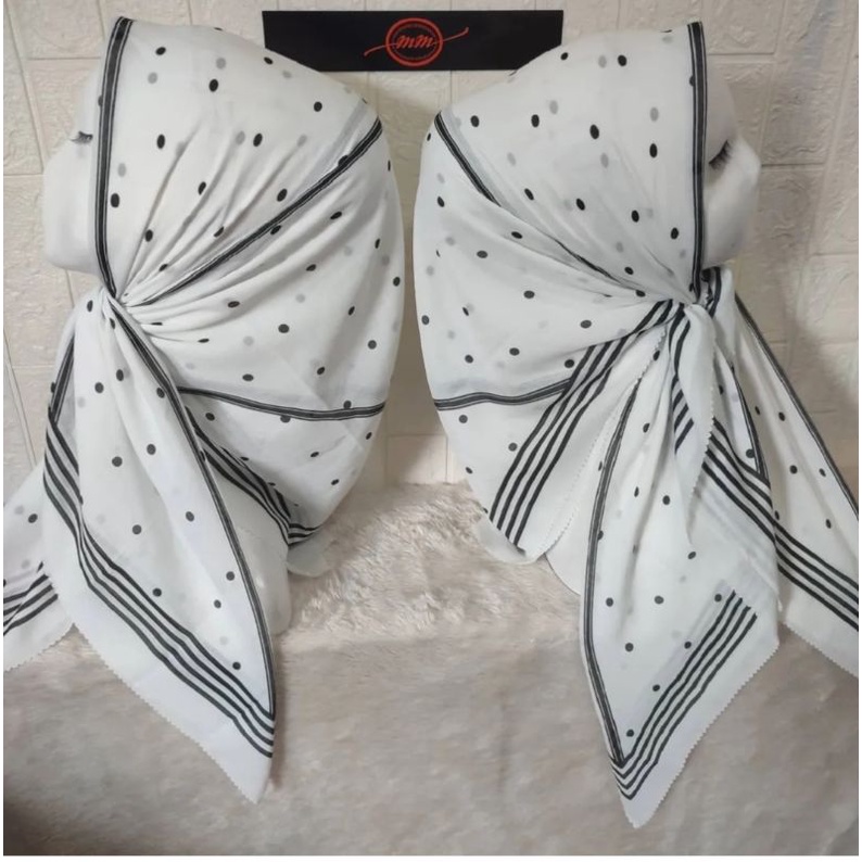 HIJAB SEGI EMPAT VOAL MOTIF POLKADOT PUTIH HITAM