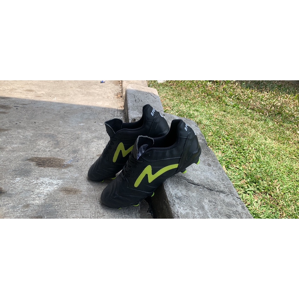 || sepatu bola Specs kulit