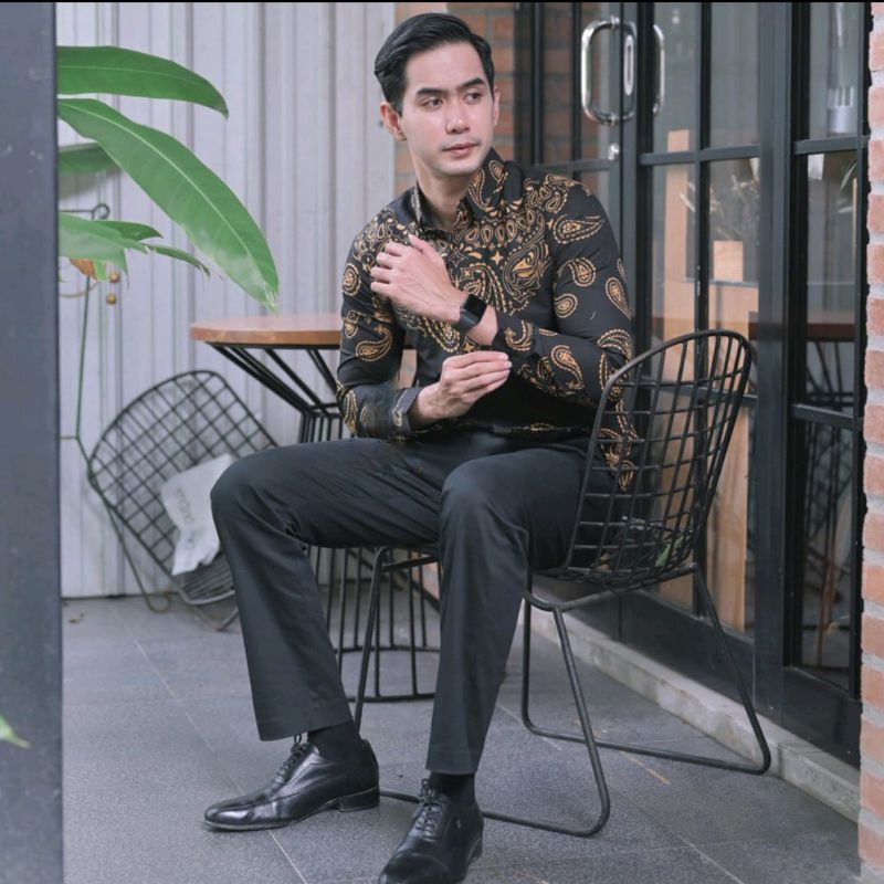 Kemeja Batik Pria Hitam / Baju Batik Pria Lengan Panjang / Batik Pria slimfit / Baju Batik Pria Original Solo / Baju Batik Pria Bahan Katun Original Solo Lapis Furing / Kemeja Batik Pria Slimfit Lapis Furing Premium