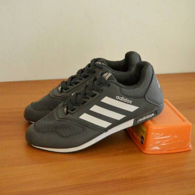  Sepatu  pria adidas sport ranning olahraga voly badminton  