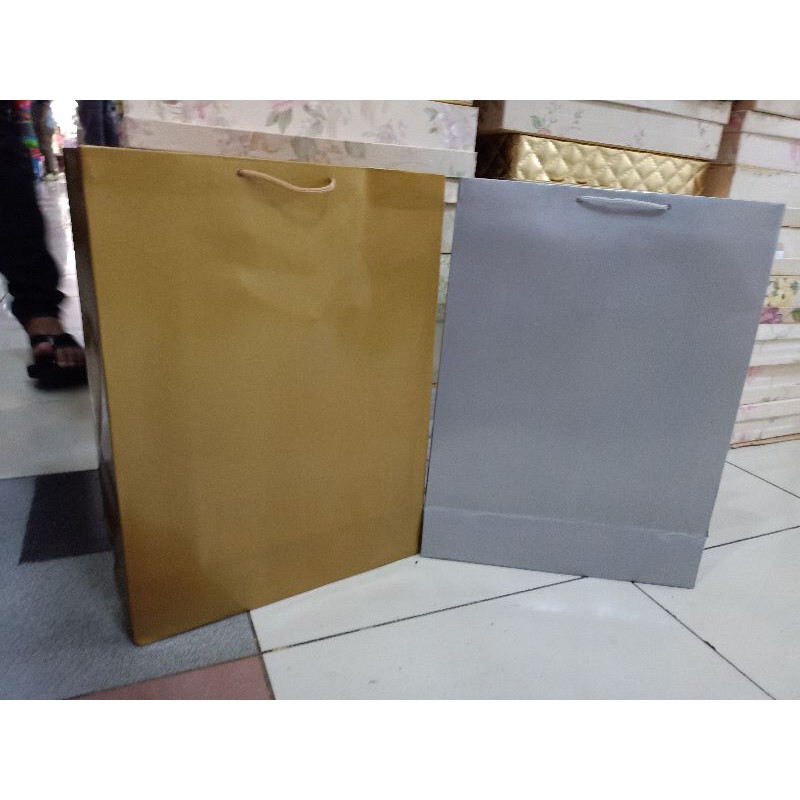 

paper bag xl gold dan silver bahan tebal isi 12 pcs terlaris dan termurah