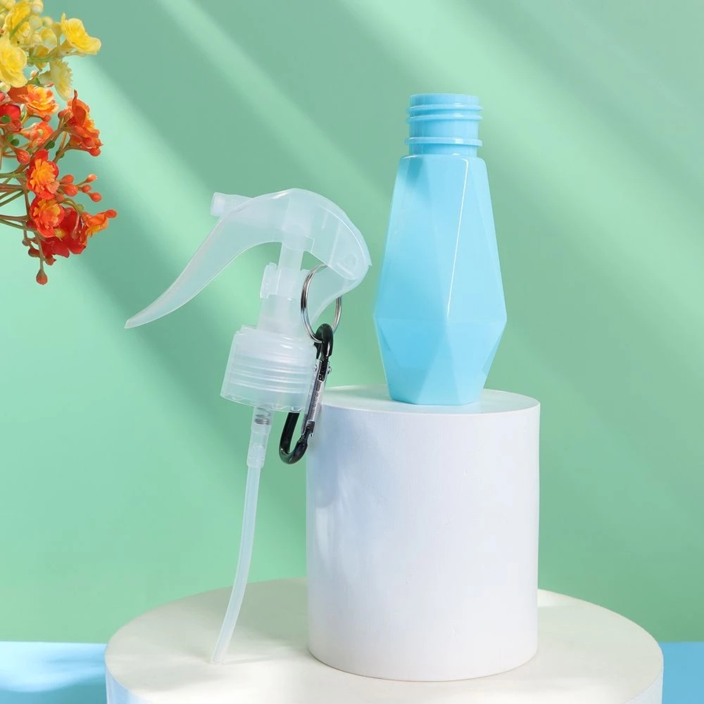 1pc Botol Semprot Isi Ulang Bahan Plastik Warna Acak Dengan Kait Portabel Untuk Travel