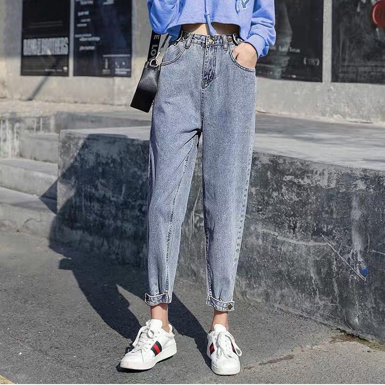  Celana  Jeans  Wanita  Model High Waist dan Ripped dengan 