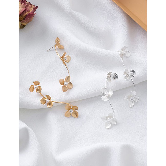 LRC Anting Tusuk Fashion B Silver Pearl Flower Earrings  D66125