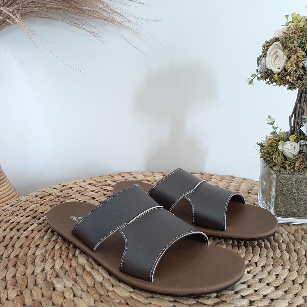 Temukan Sandal Casual Pria Kulit Asli Papirut Cool Calm Khas Garut