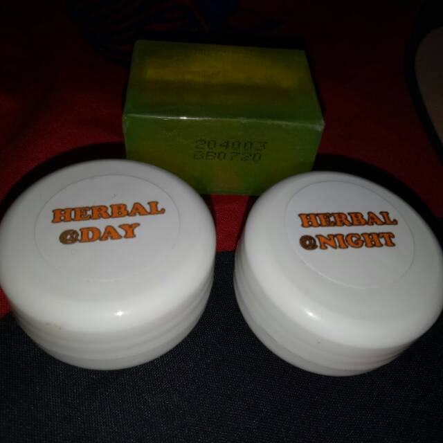 

Herbal krim whitening krim pembersih muka