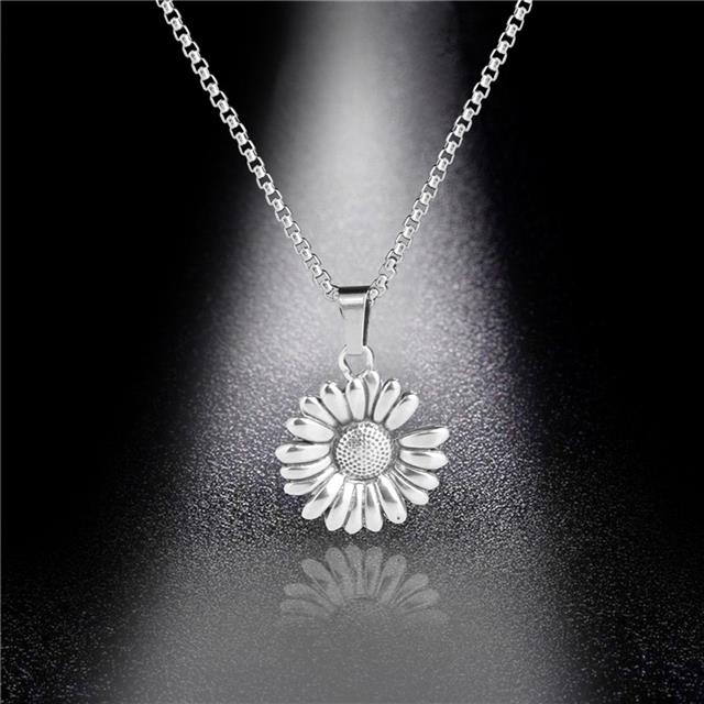 Korea Dongdaemun little Daisy kalung wanita trendi fashion pendek kalung sweater chain in titanium b