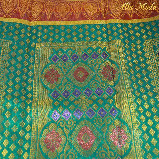 

Alta Moda Songket Palembang Hijau Tosca Motif Wajik Biru Kecil (1pcs)