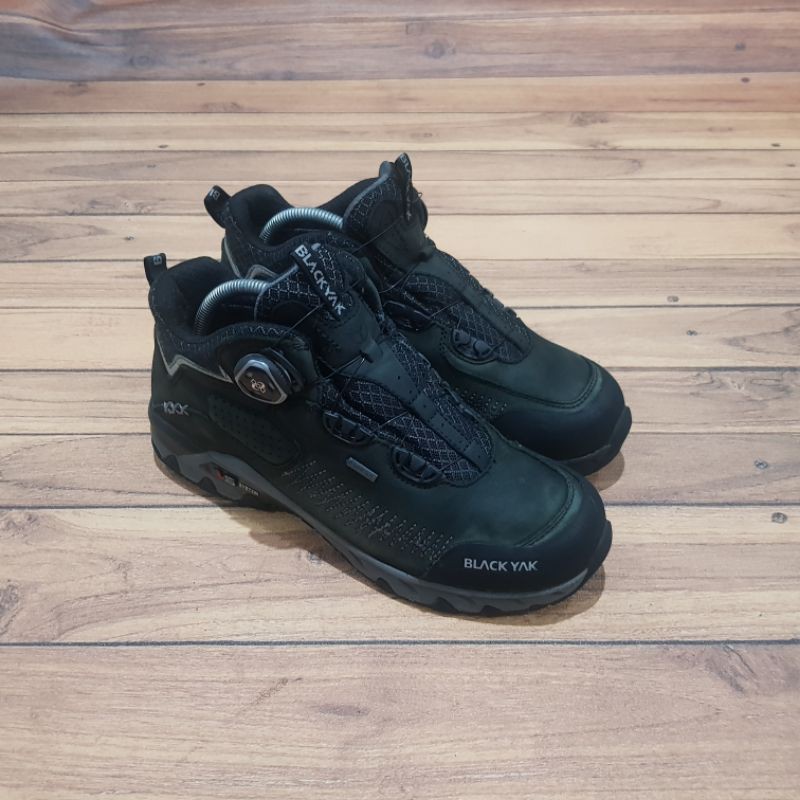 Sepatu Black Yak Boa Second