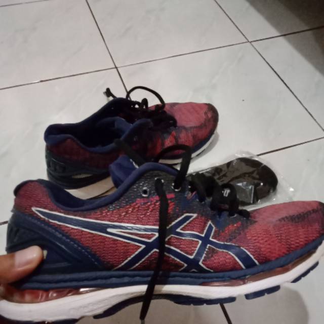 Sepatu asics bekas
