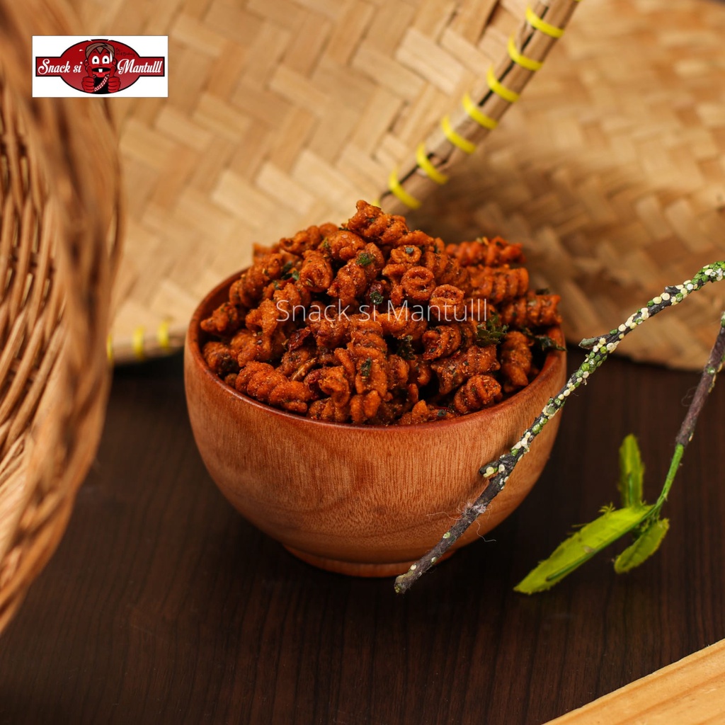 

MAKARONI SPIRAL PEDAS DAUN JERUK SNACK SI MANTULLL/MAKARONI GANDUM VARIAN RASA/MAKARONI KEMASAN STANDING POUCH