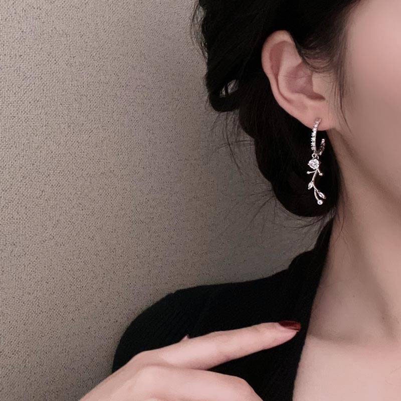 Anting Tusuk Asimetris Model Bunga Hias Berlian Imitasi Gaya Korea Unik Untuk Wanita