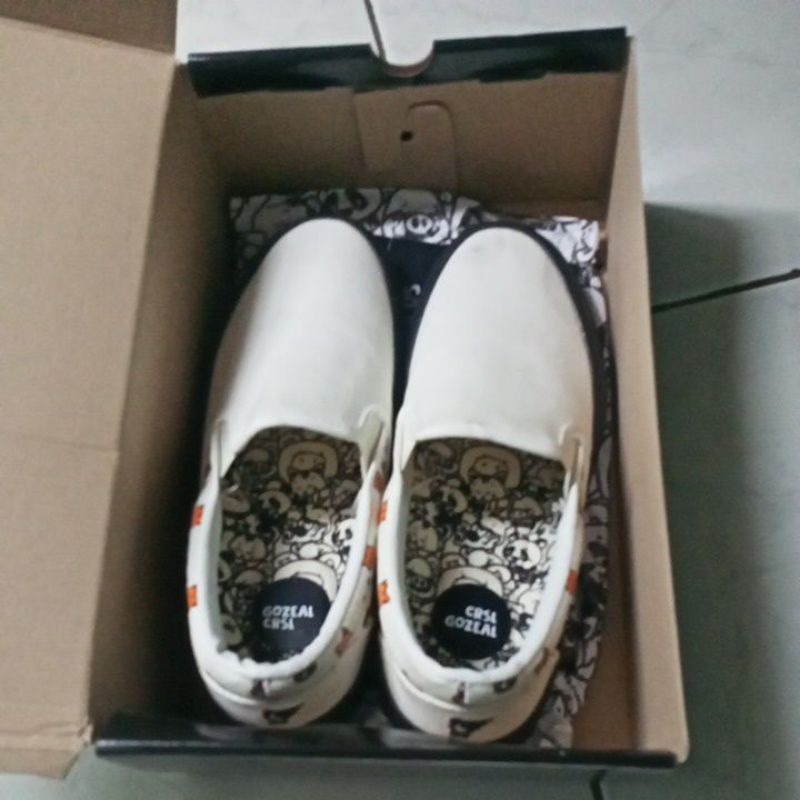 sepatu slip on gozeal hitam putih