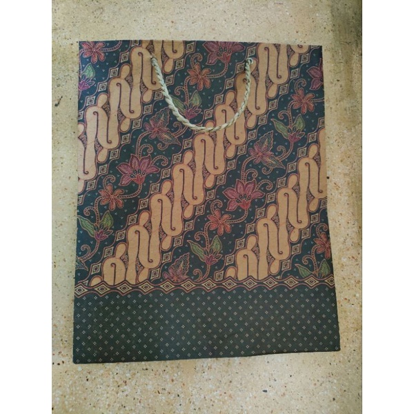 

Paper Bag Tas Kado Serbaguna Motif Batik Ukuran 20x25x9 cm