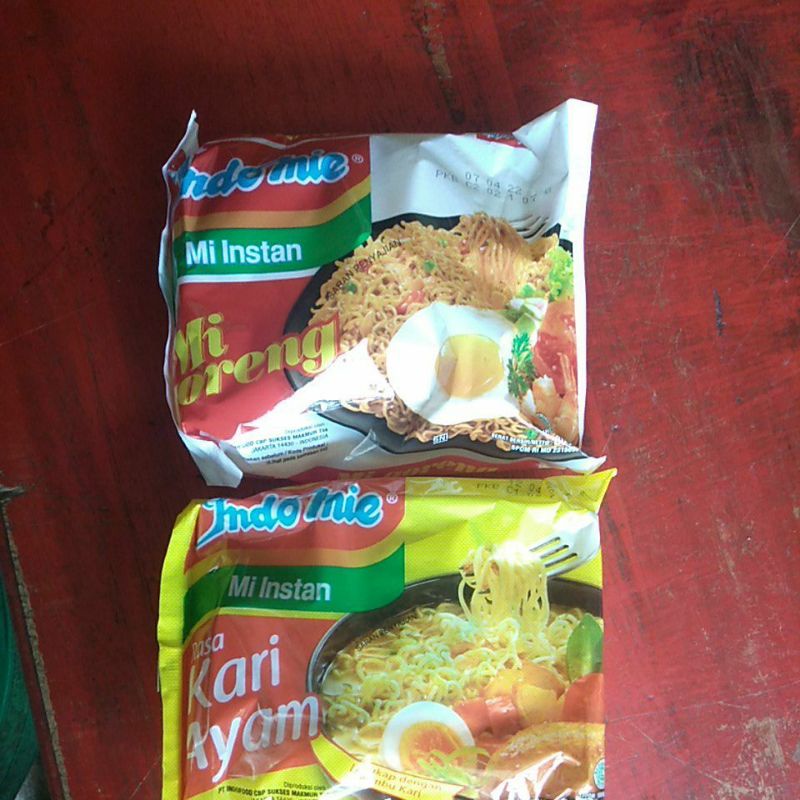 

Indomie goreng dan Indomie kari ayam