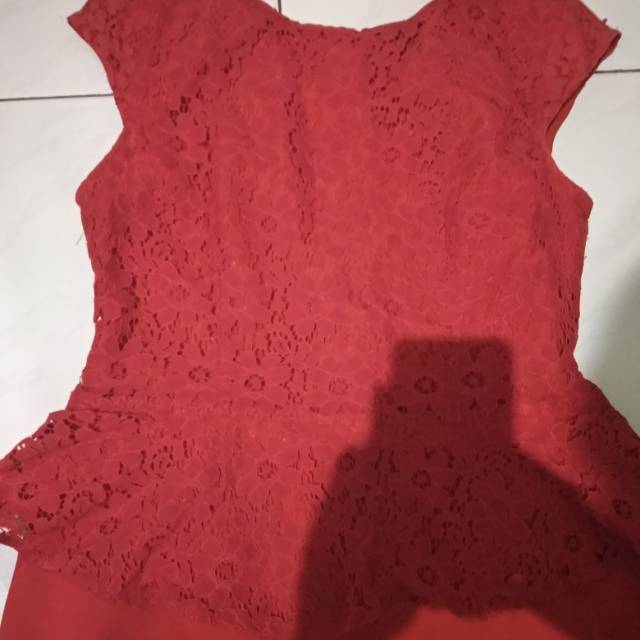 Dress Brokat Merah Maroon, bermerek The Executive