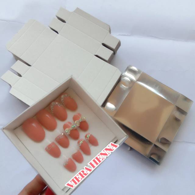 

kotak putih polos tutup mika uk 8x8x2 cm