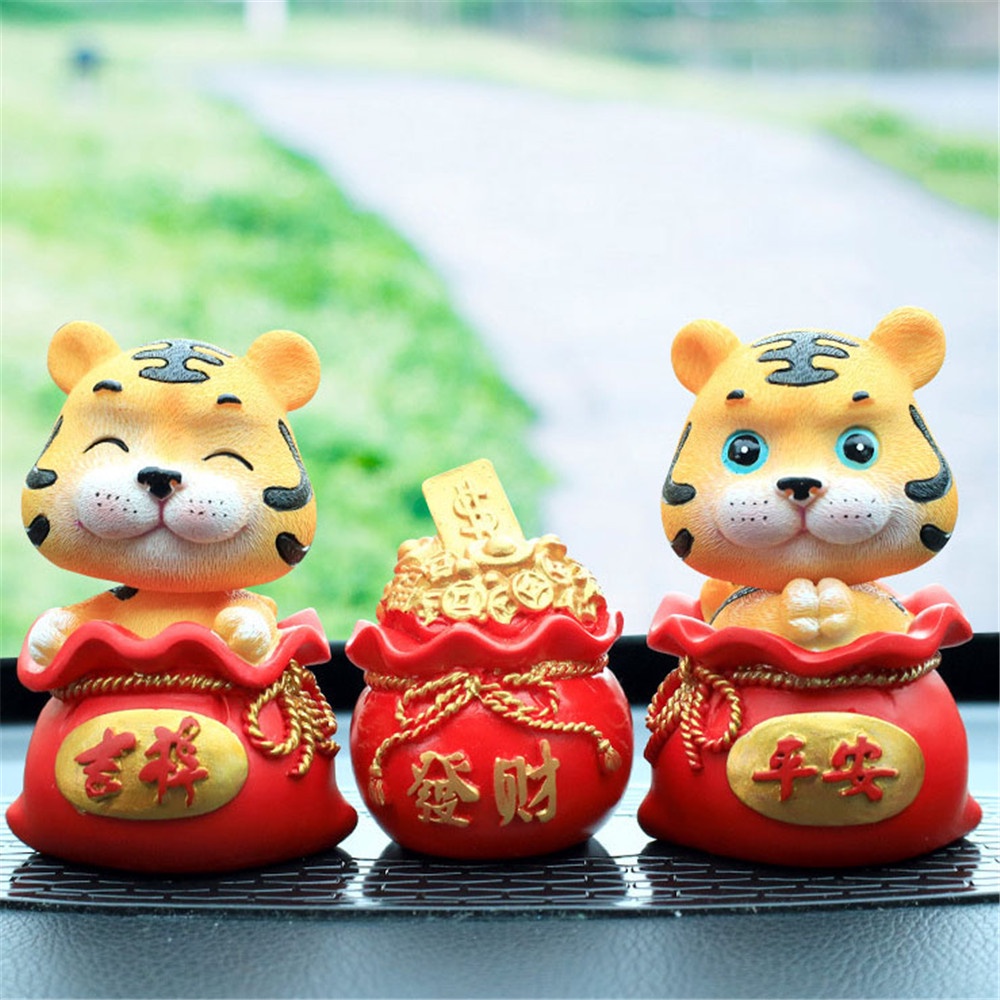 【COD Tangding】Ornamen Bentuk Cny Tiger Celebrating Fortune 5 Pola Bahan Resin Untuk Dekorasi Mobil