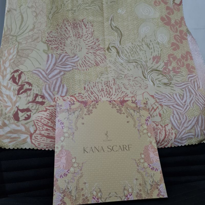 Kana Scarf Wearing Klamby