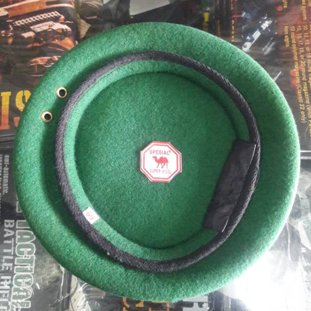 Baret camel SUAD logo onta merah