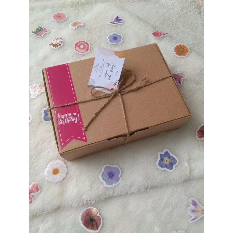 

Hampers hijab lasercut / gift box / hadiah ulang tahun / hadiah graduation.