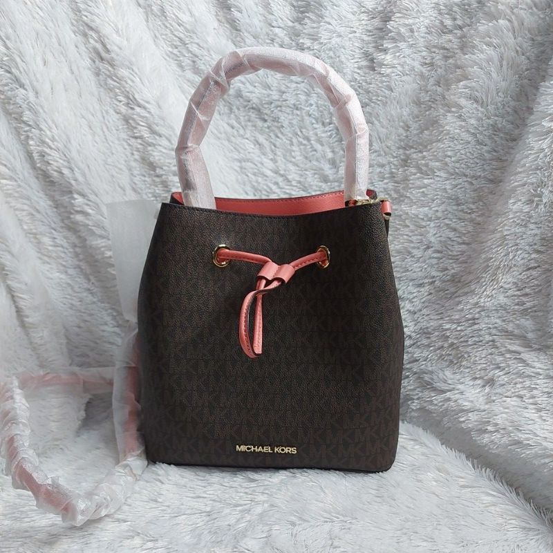 TAS WANITA BRANDED ORIGINAL - MICHAEL KORS SURI MEDIUM BUCKET GRAPEFRUIT