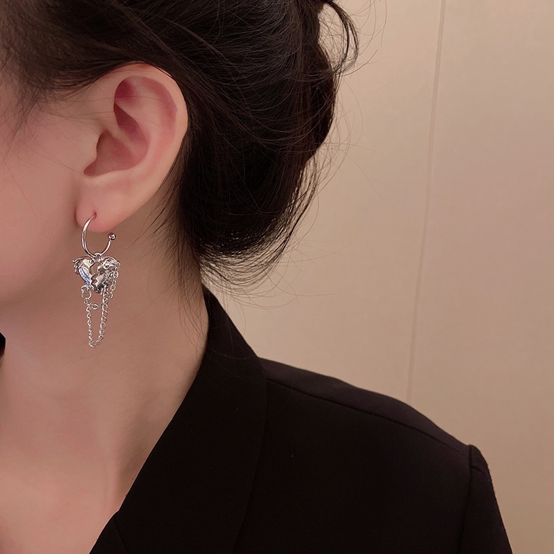 Anting Tusuk Gantung Bentuk Hati Hollow Aksen Rumbai Panjang Bahan Metal Untuk Wanita