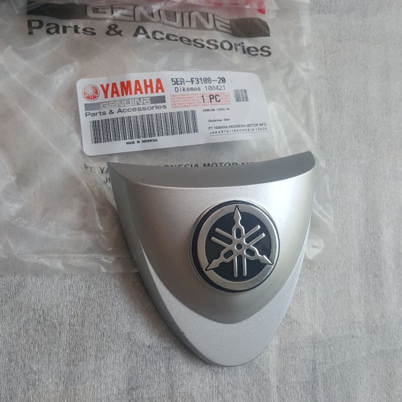 emblem logo dasi panel depan FIZ R / VEGA R LAMA ORIGINAL YGP