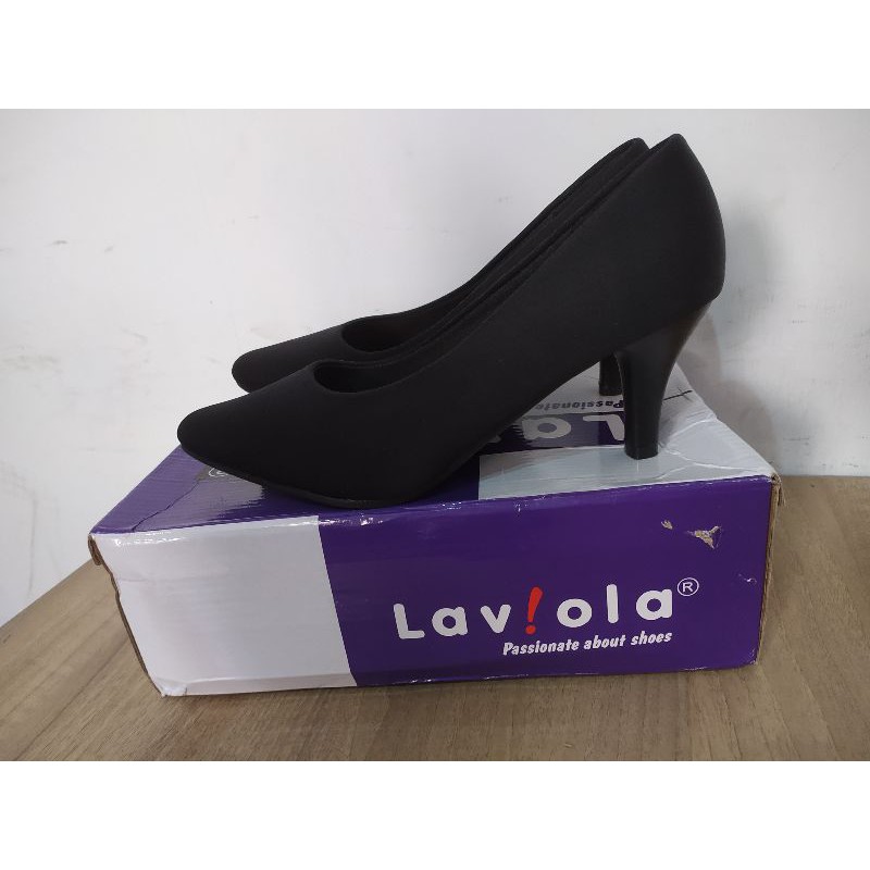SepatuPantofel Wanita Warna Hitam Merk Laviola