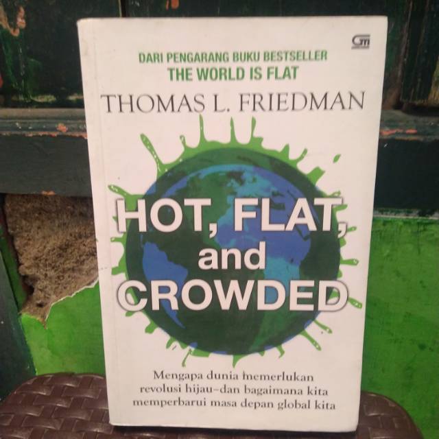 HOT - FLAT - AND CROWDED oleh THOMAS L FRIEDMAN