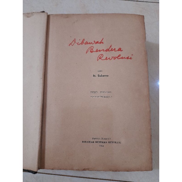 buku berjudul Dibawah Bendera Revolusi original 100 persen