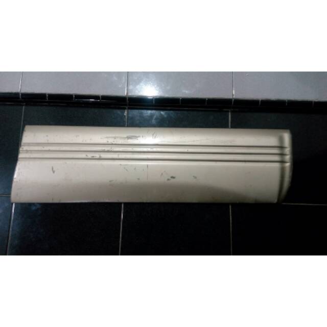 Moulding pintu depan kanan kijang krista