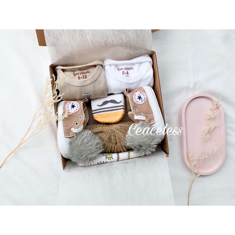 Hampers New Born Baby Hampers Bayi Kado Lahiran Kado Bayi Baju Bayi Sepatu Bayi Gift Box Baby-CasualPompom Brown J